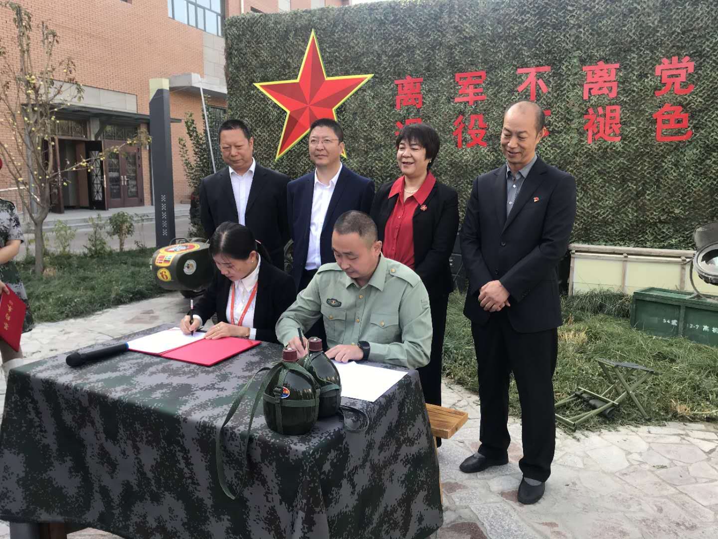 发展方向;并通过现场投票选出了联合会秘书长,副秘书长,办公室,纪检部