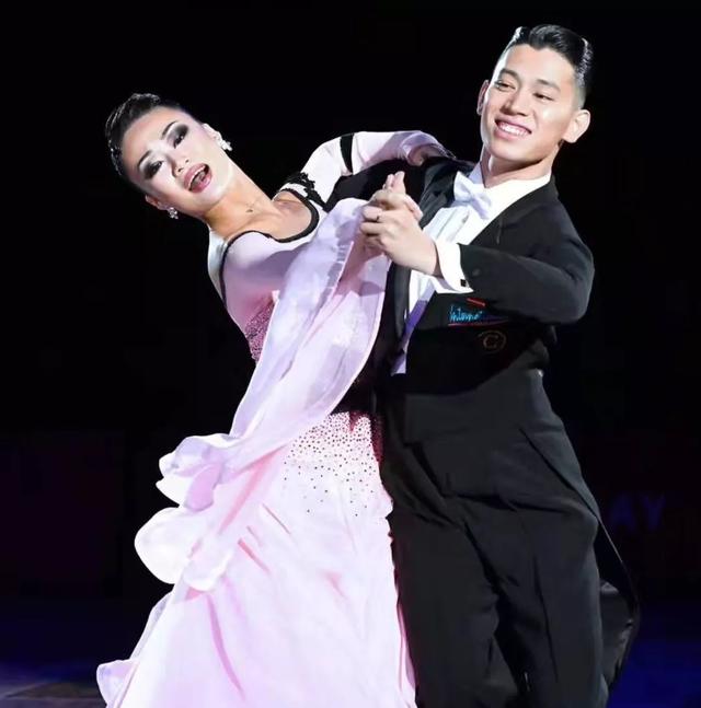 拉丁舞半决赛选手)古堃玄&孙晨鸿(2019年黑池舞蹈节业余组摩登舞第五)