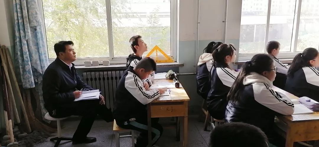 早,河西成功学校教师张泽年的语文正课示范课在七年级(1)班精彩进行中