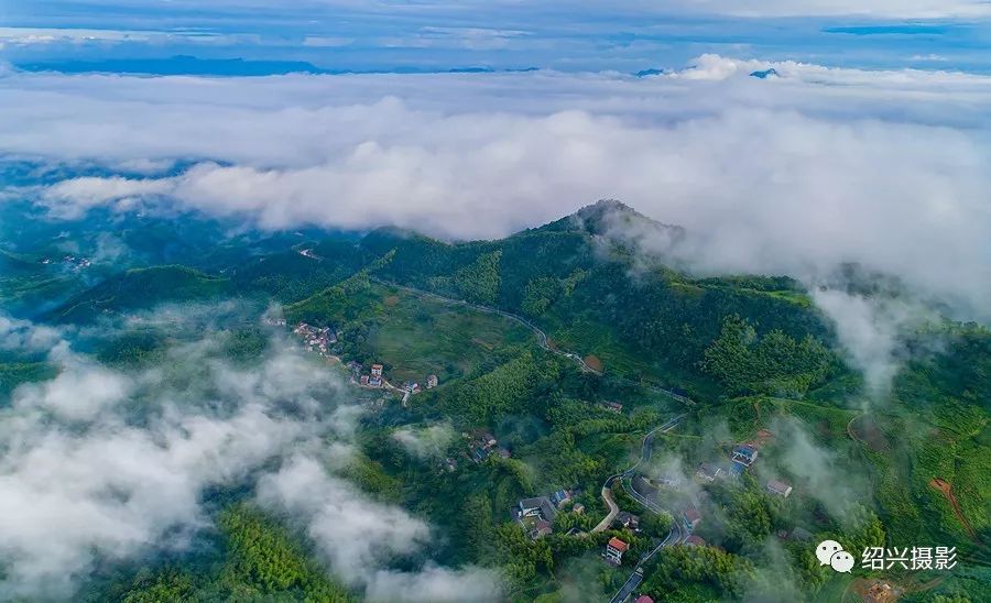 谢南华盒担老人(组-沈小雷王坛山路(组-邓鹏军相约梅海-艾康丽喊山