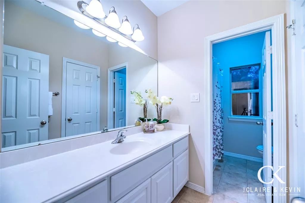 简洁明亮的客卧洗手间.房子的一大看点——后院.