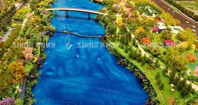 三盛滨江公园是赛野采用真水打造河流湖泊的沙盘模型,波光粼粼的水面