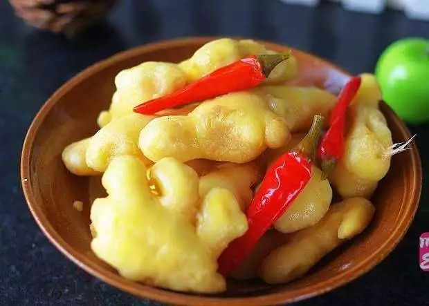 小城大院家备小姜小病不慌醋泡小黄姜走俏兮