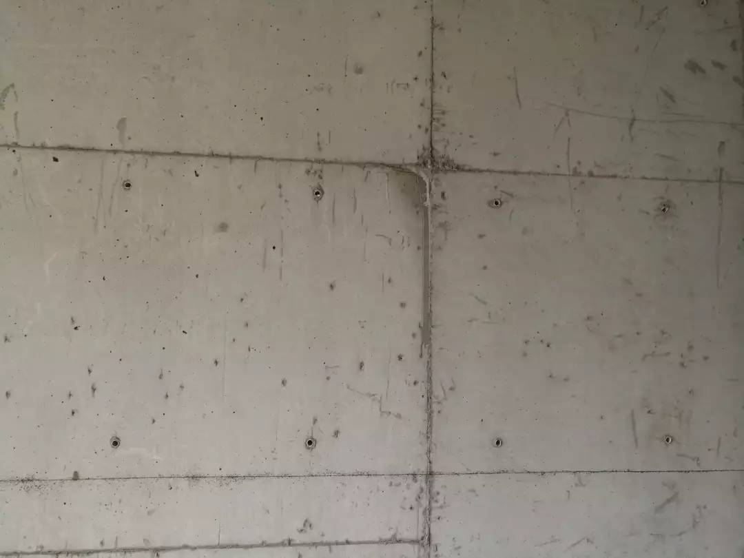 室内混凝土墙面,缝隙夹渣.