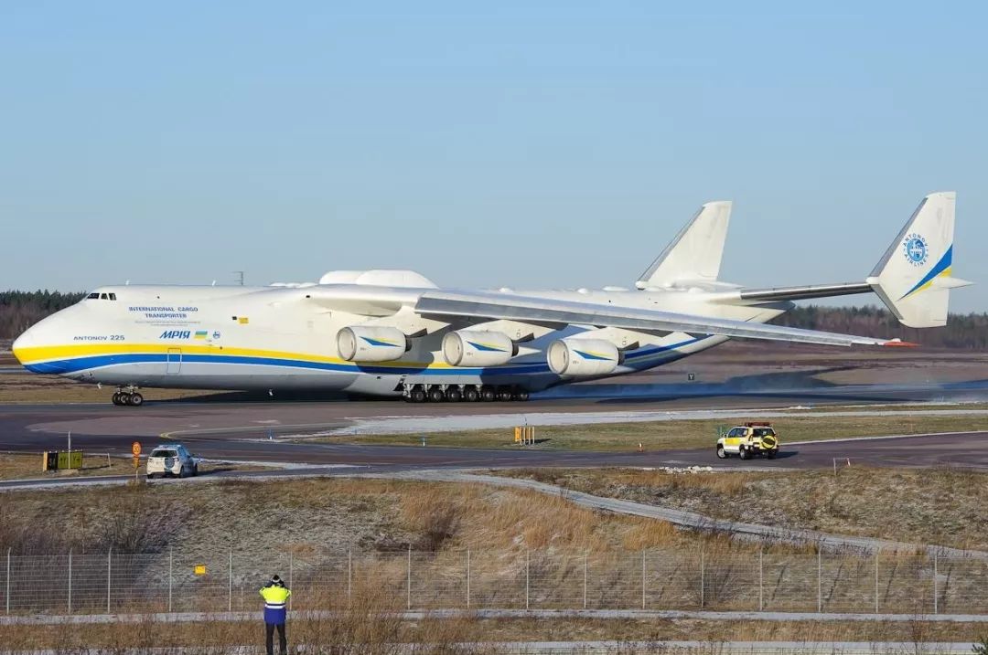 巨大的双垂尾布局可保证飞机在驼载重型货物时有足够的稳定性.