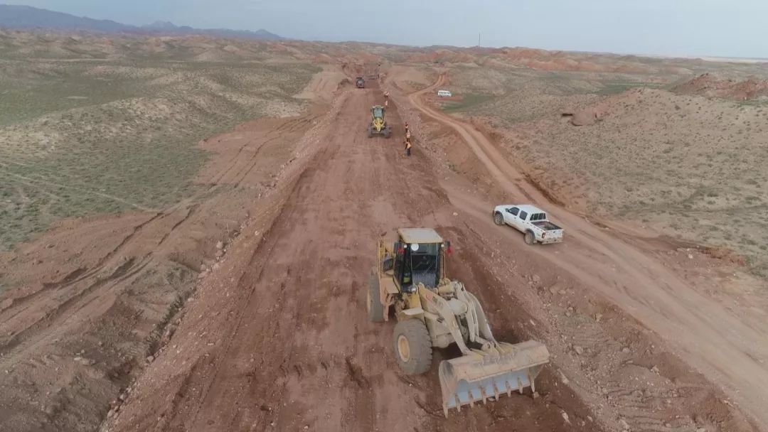 这两天,阿右旗额日布盖大峡谷至巴金线公路工程正在进行紧张的施工,该