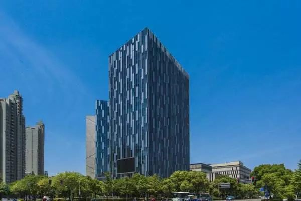 三角地块和春申文化广场一路之隔春申文化广场涵盖图书馆,影剧院