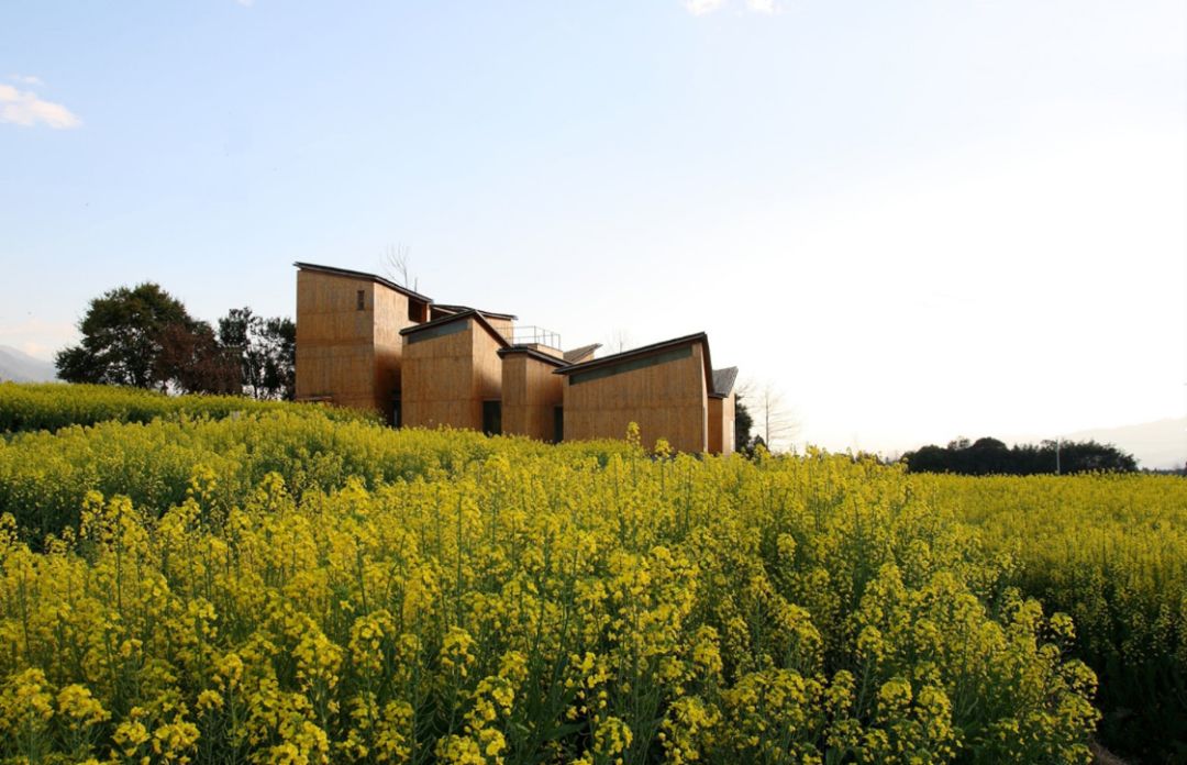 手工纸博物馆位于云南高黎贡山下的莘庄村旁边,是中国西南部的世界