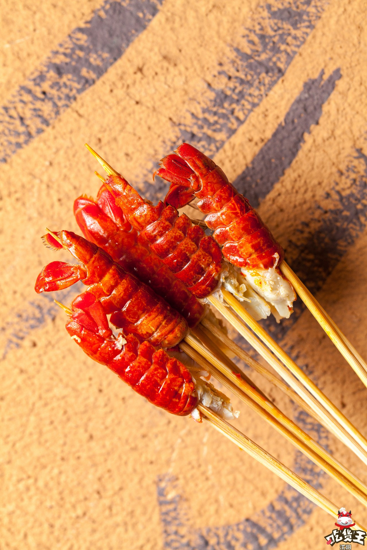 龙虾尾吃起来艮啾啾的一起放到嘴里脆骨咬起来很有嚼劲鸭舌软嫩可口辣
