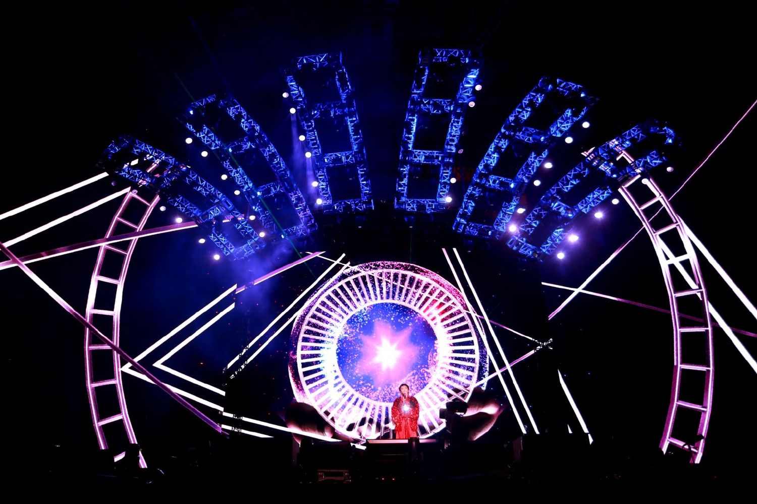华晨宇历年来火星演唱会舞美回顾 期待今年的四面台刷新惊喜_舞台效果