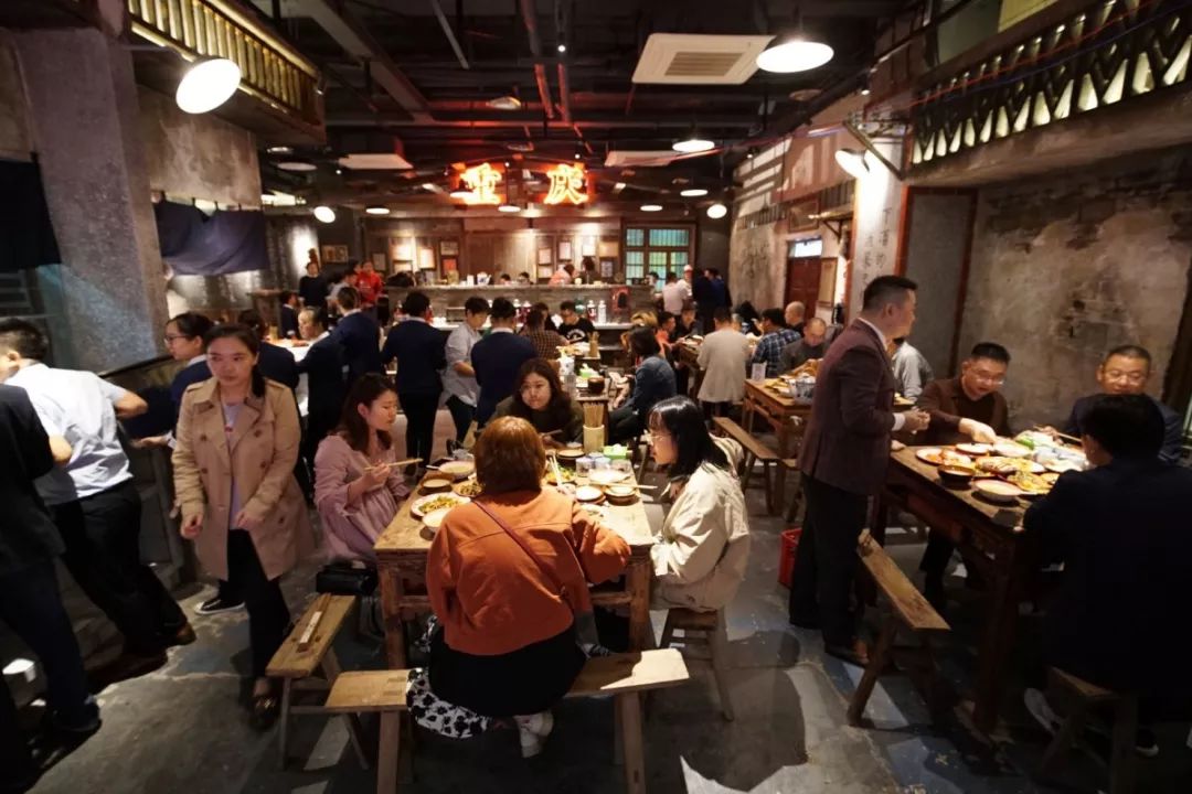 解放碑下一个网红景点!重庆老饭馆"饭粑跎"回来了