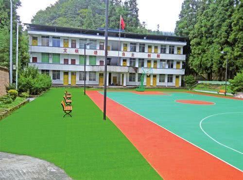 一是城乡统筹发展,建设与完善教育基础设施.