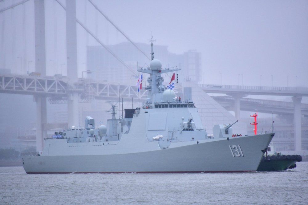 "太原"号导弹驱逐舰面对着中国海军几乎清一色的各式军舰,都是依靠