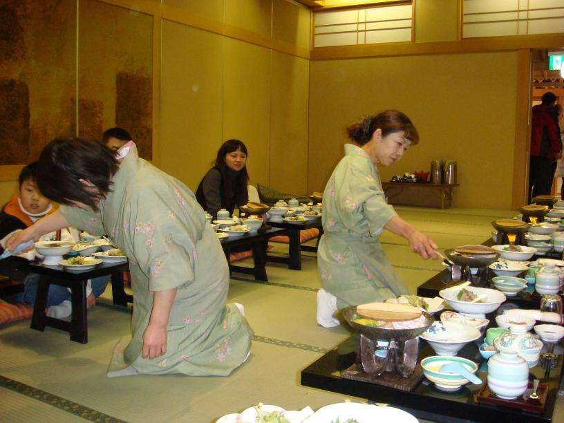 在传统日料店就餐时,客人入座后,服务员递来菜单后,会很自然的跪下来