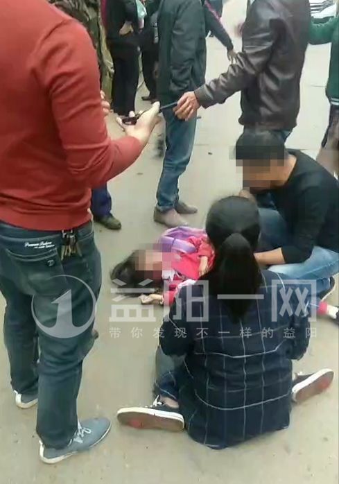 视频"10月15日下午五点左右,益阳赫山区花乡路处,一小女孩放学后被路