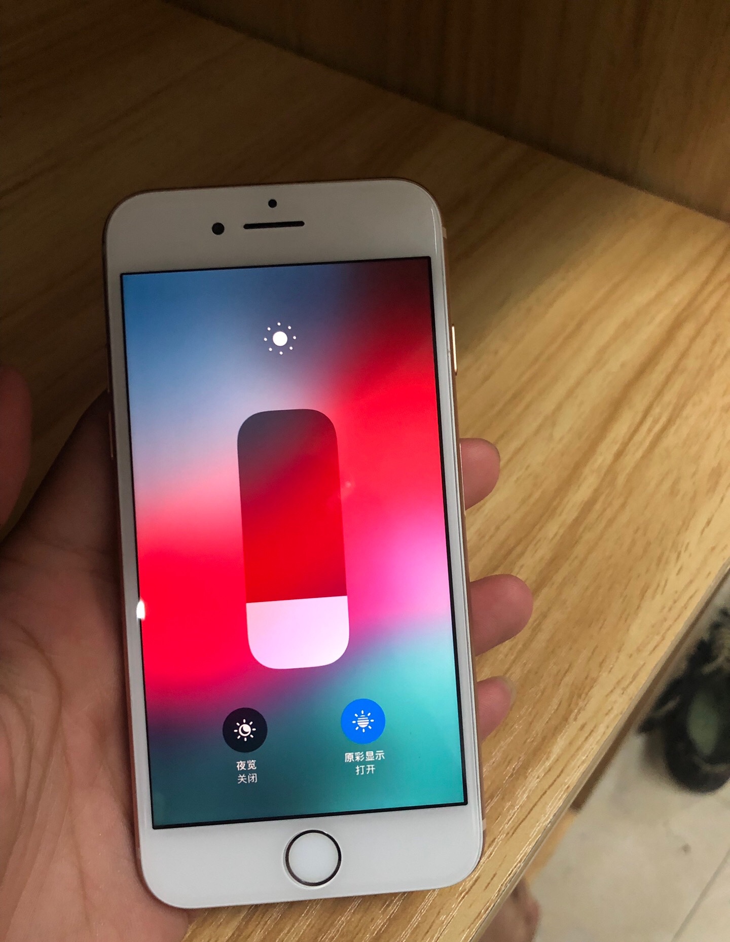 屏幕没有任何问题,也没有看到有磕碰之类的情况这是一台金色的iphone8