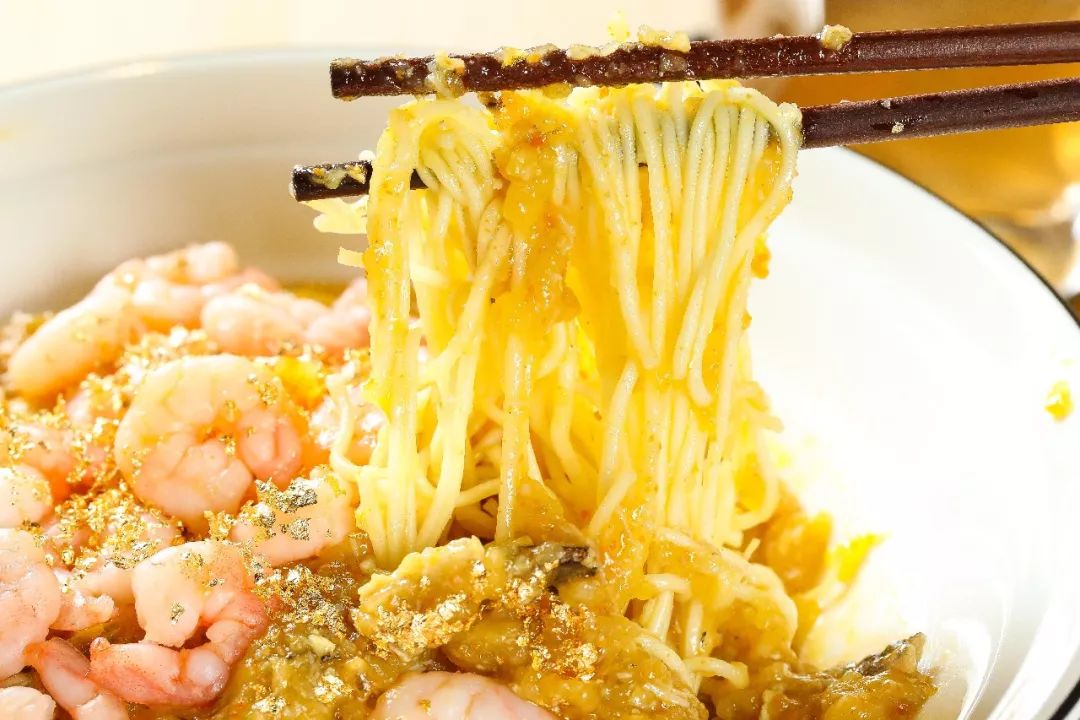 就是致命诱惑了对于吃货来说还会再铺上一碗的虾仁这厚厚一层的蟹粉