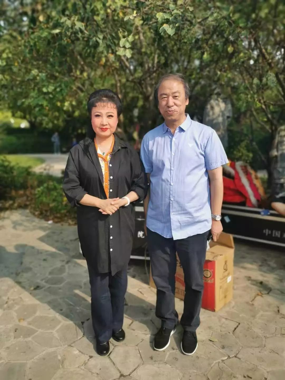 胡文阁和姜亦珊还参加了戏曲文化周举办的快闪活动,让国粹和年