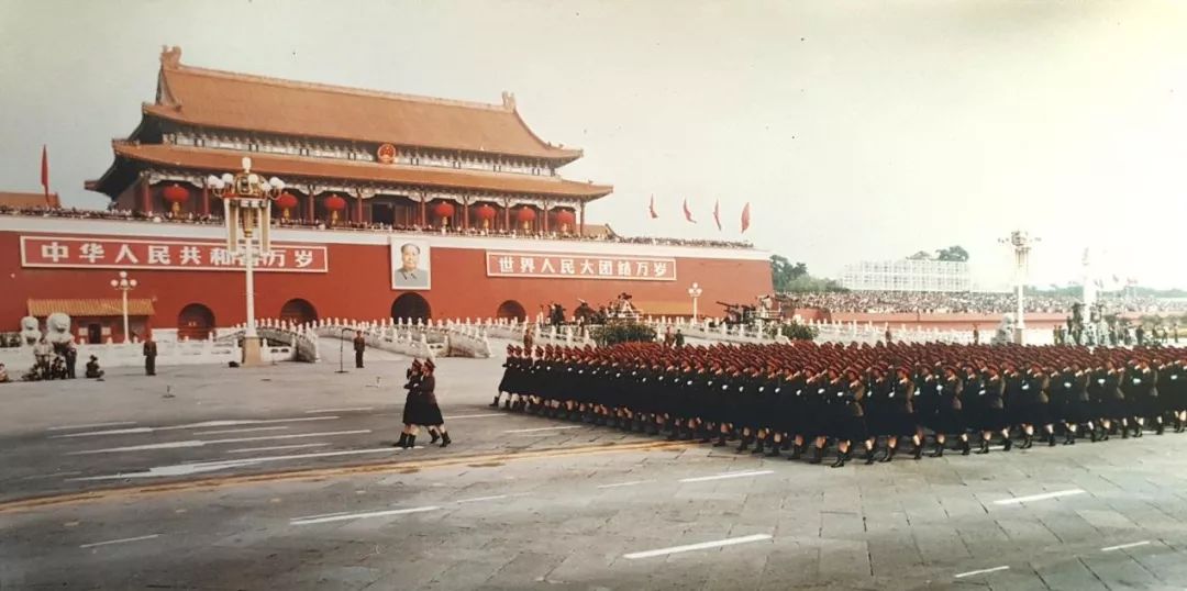 头条这些年走过天安门前的女兵