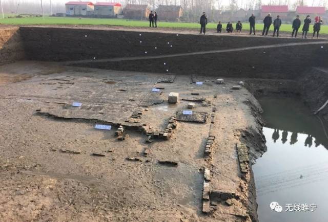 南京博物院考古研究所所长林留根说,当时吕布在下邳白门楼被曹操擒获