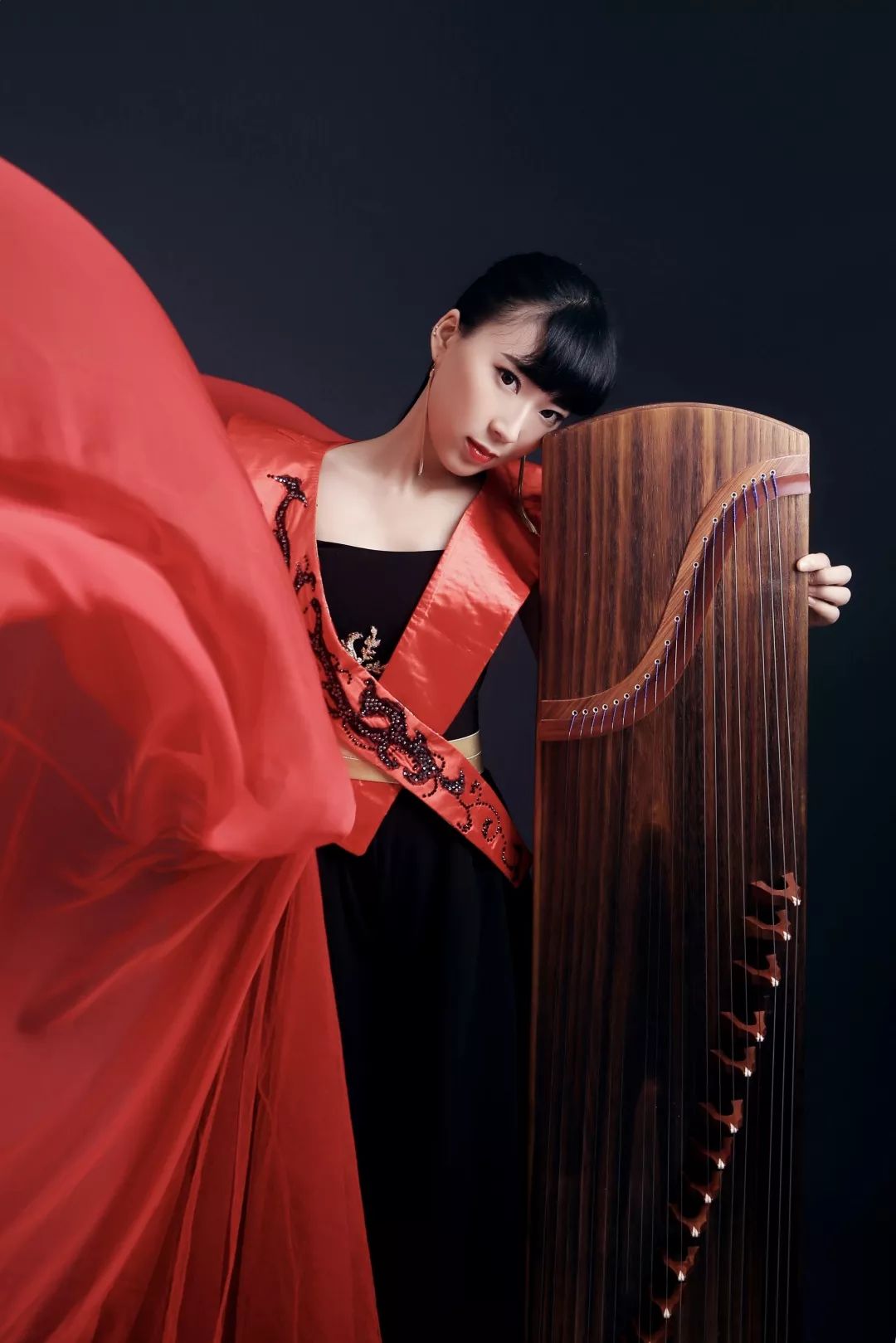 周桃桃古筝郑胜利歌手/川剧变脸这场水推沙,邀你尽兴感受文化交融中