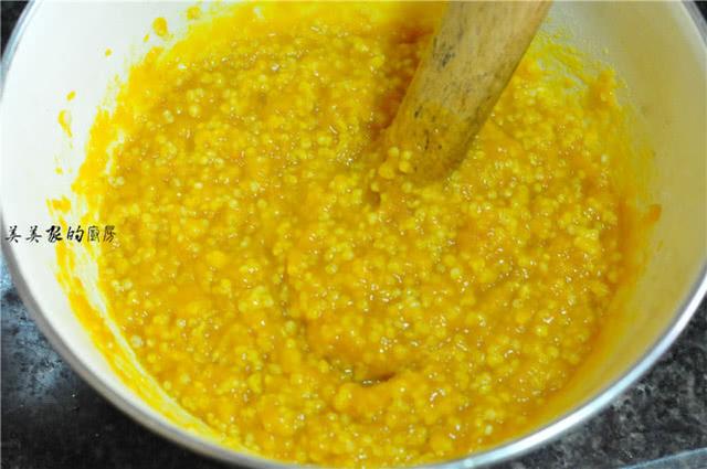 原创天凉了要多吃小米,加一块南瓜,不水煮不油炸,出锅比吃肉还过瘾