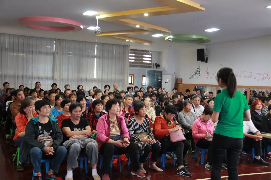 首先,幼儿园园长王芳老师对全体中大班祖辈家长的到来表示感谢,同时向