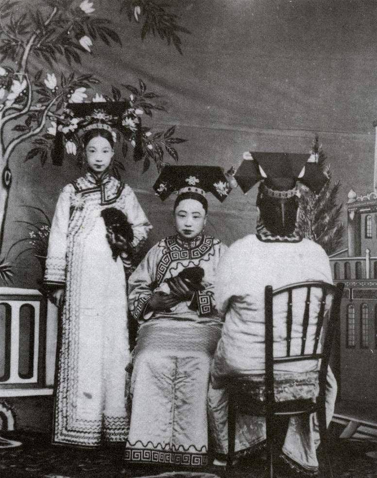 清宫剧里后妃服饰争奇斗艳但实际上清朝穿的很寡淡