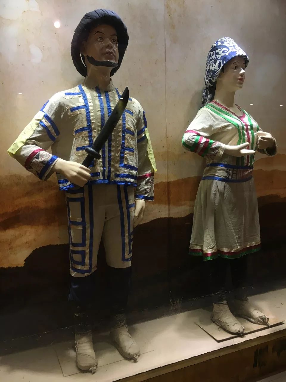 这两个僰人形象,是后人根据棺材中僰人的骨骼,服饰,遗物复原而成的僰