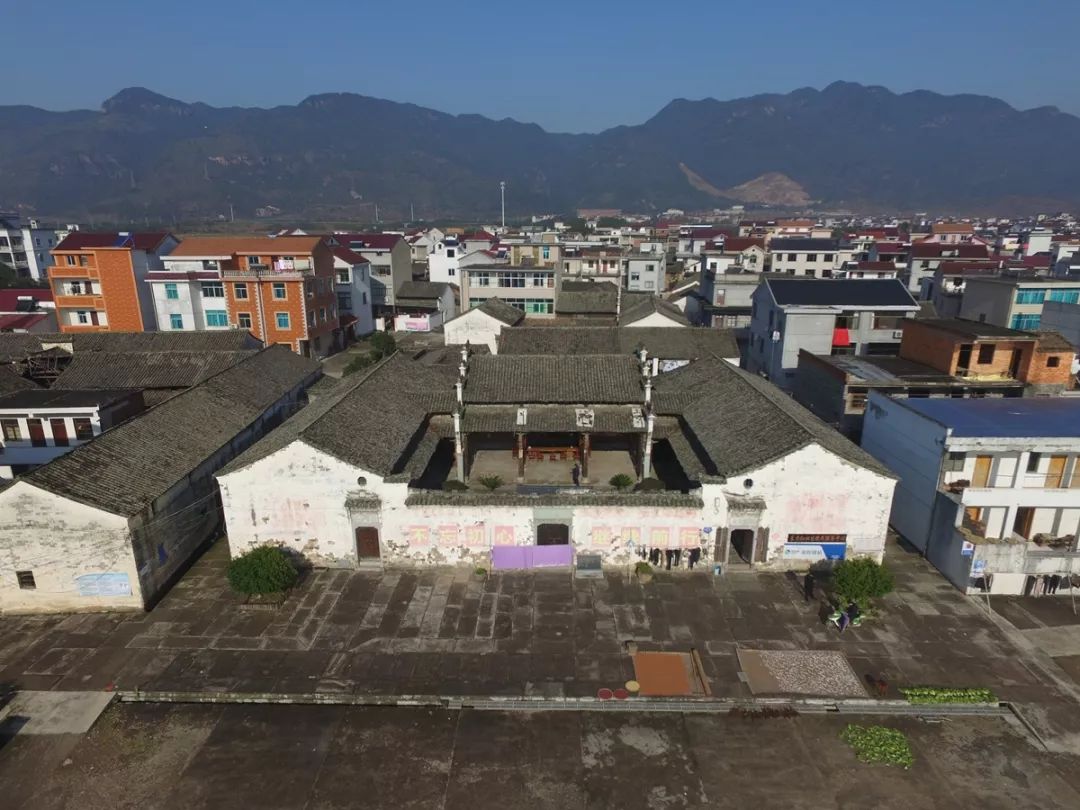 民居位于浙江省东阳市画水镇紫薇村,为明兵部尚书许弘纲和其父许文清