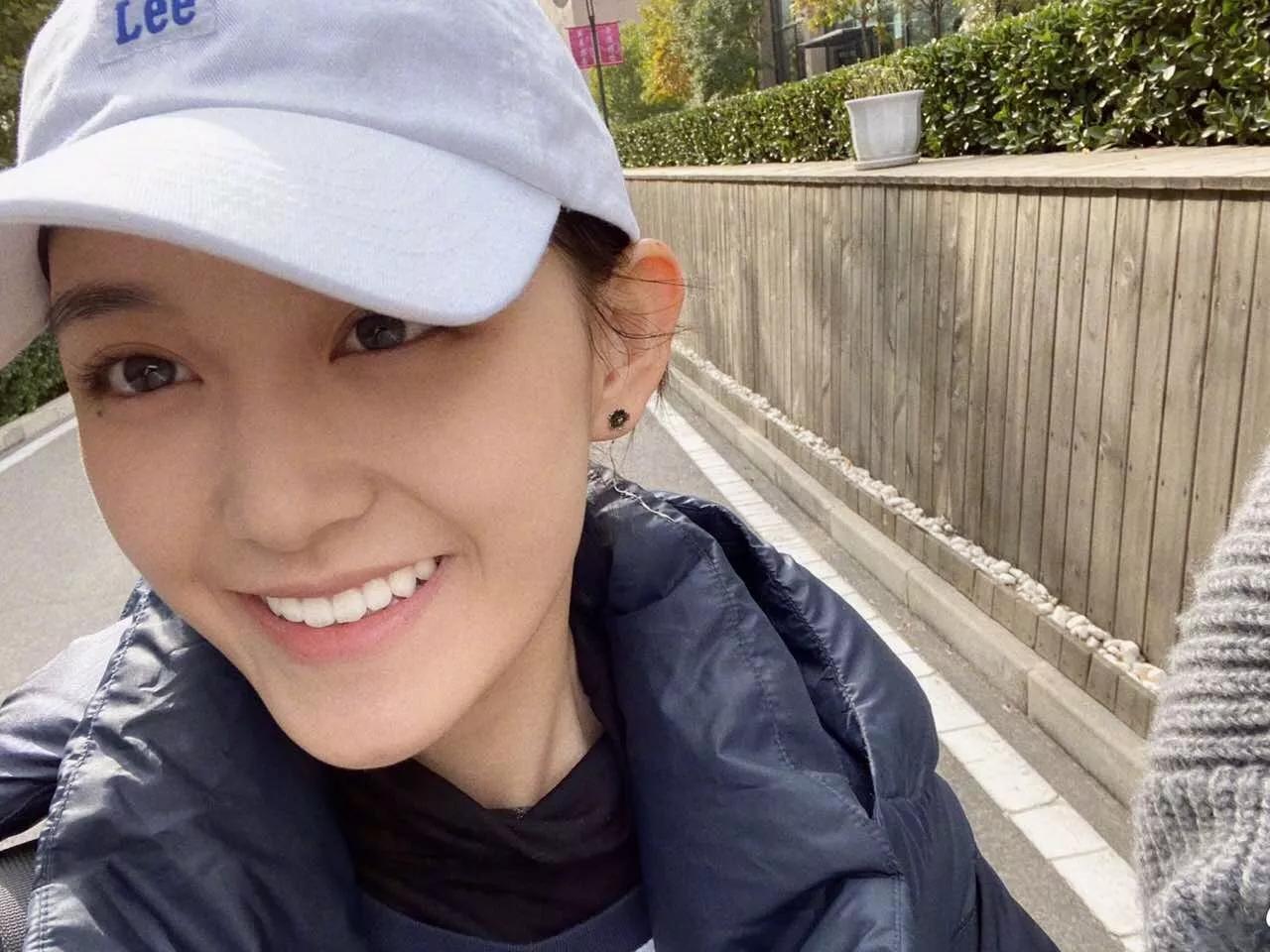 蒋依依深夜晒照素颜出镜眼角含笑评论区粉丝无意曝光喜事