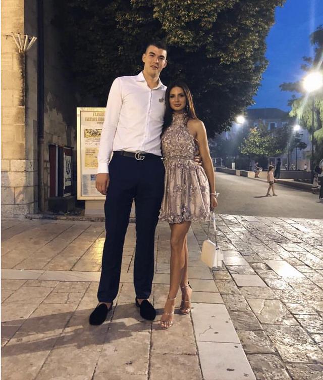 原创祖巴茨和女友近照离开湖人后表现越来越好长腿女友很漂亮