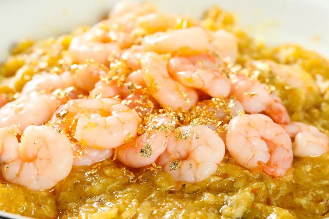 蟹粉搭配虾仁黄金面的味道更是鲜美异常除了拥有高颜值圈赞利器拍个照