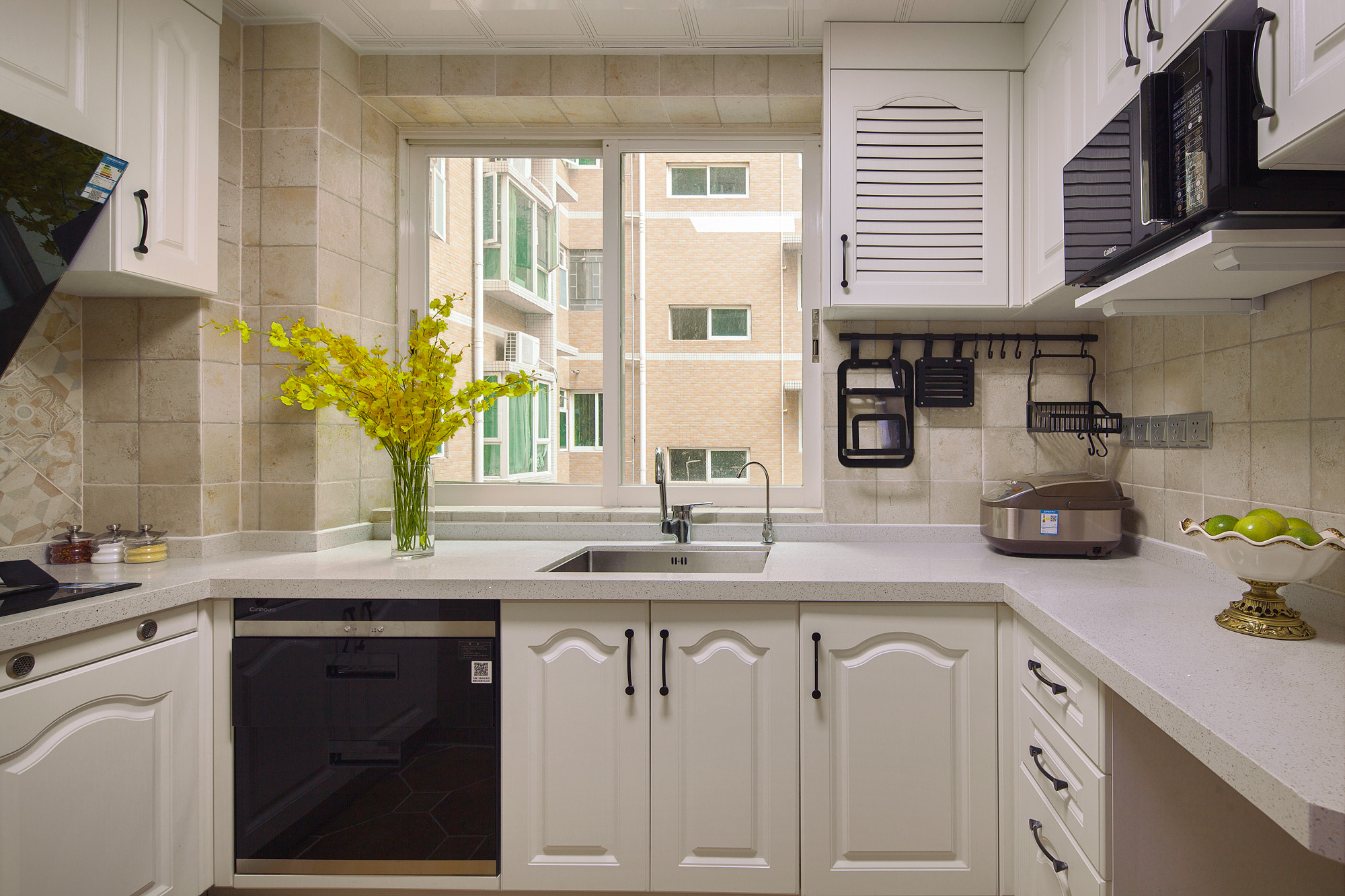 厨房~客厅电视背景墙使用的是白色文化砖,这一面墙的设计也让这整个