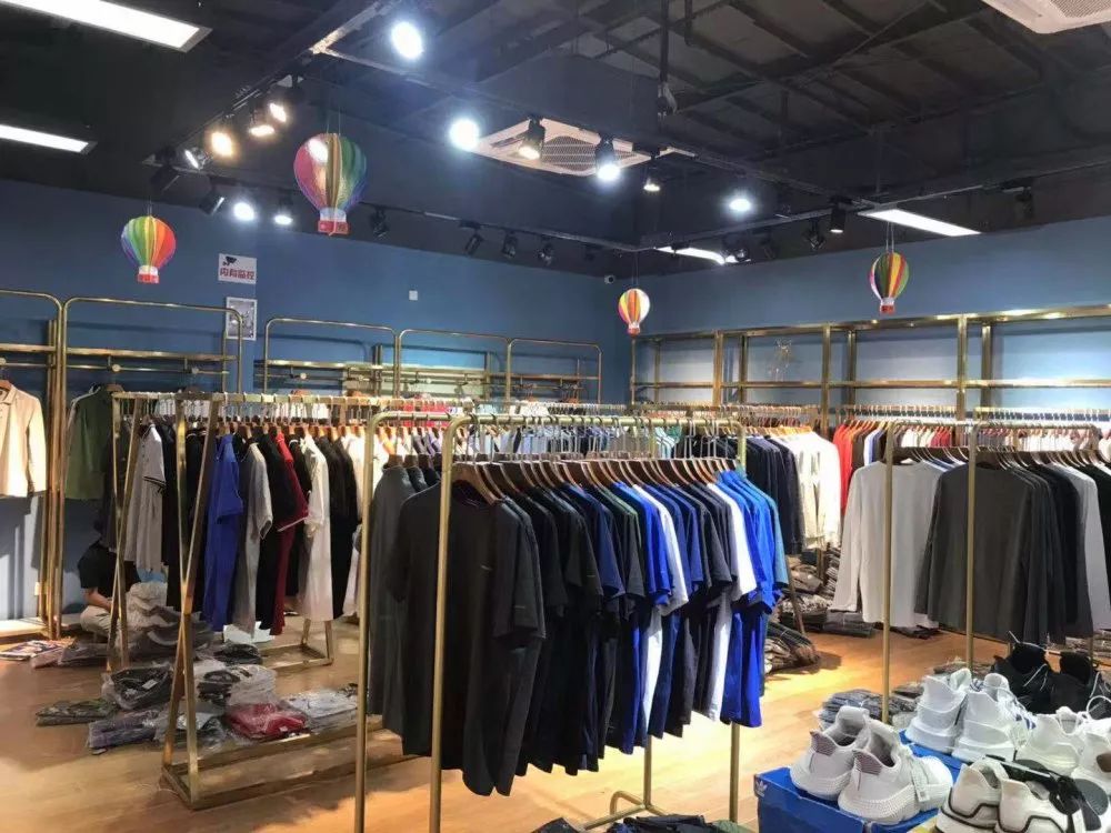 劲爆凤岗联泰厂秋季服装员工福利展厅大开仓还有t恤免费送