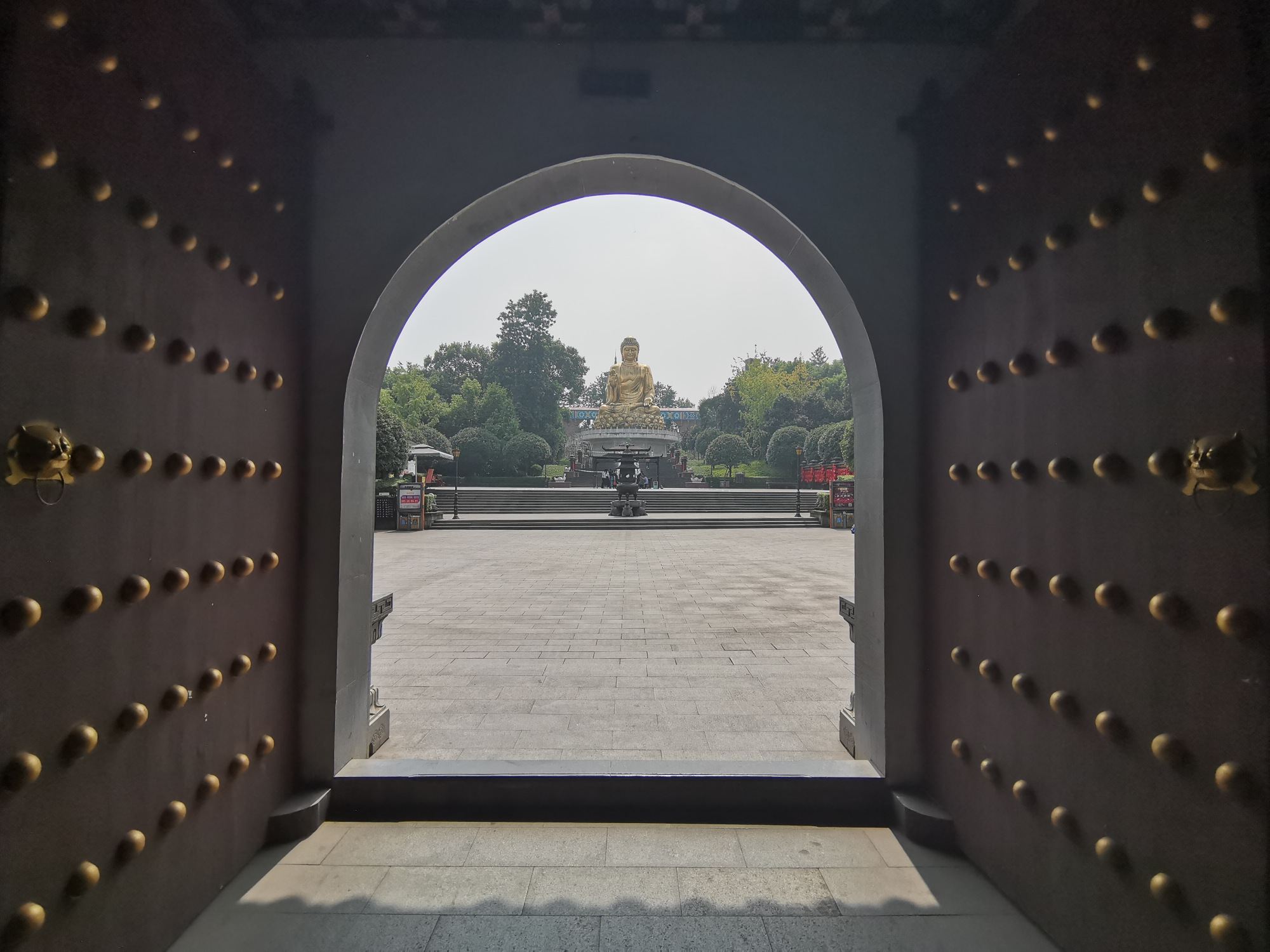 原创中国超高颜值的免费寺庙20米金佛太壮观香炉前赠香随便拿