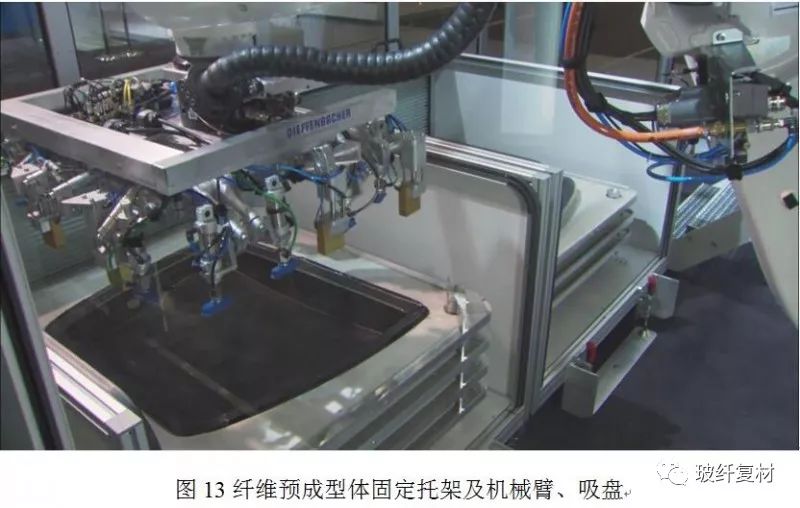 将预成型体转移至开启的rtm成型模具中,并将rtm注射模具闭合,并利用锁