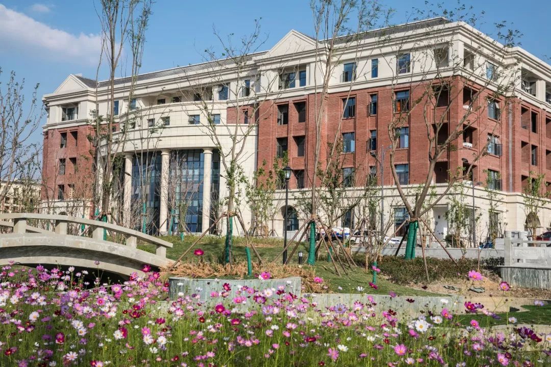 这里,融合了德清地域文化元素,打造特色鲜明的大学精品校区,无一处不
