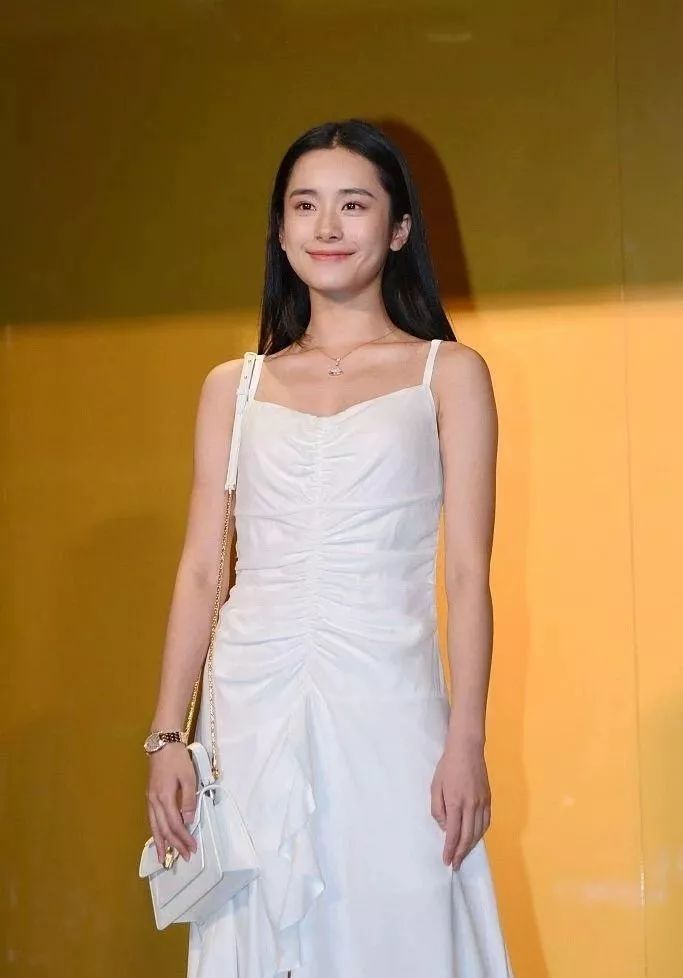 女星看秀生图!张嘉倪腿粗腋下黑,唐艺昕脸像锥子,这位网红赢了