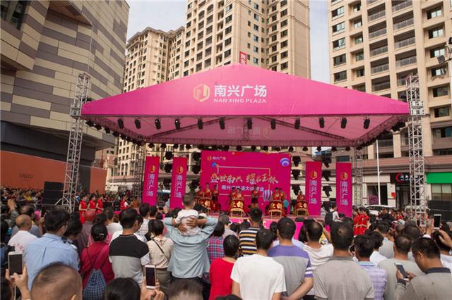 10月18日,南兴广场试营业开门仪式在南兴广场1号门前盛大举行.
