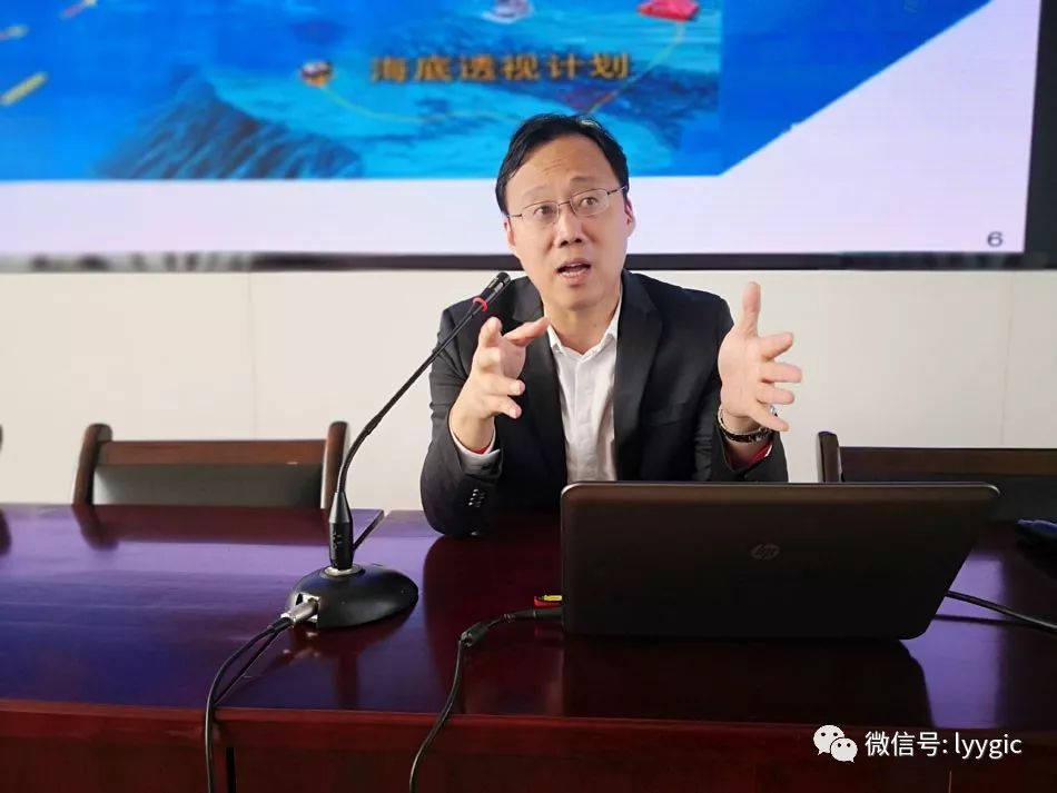 在行政楼二楼会议室,西北工业大学航海学院院长潘光教授为同学们进行