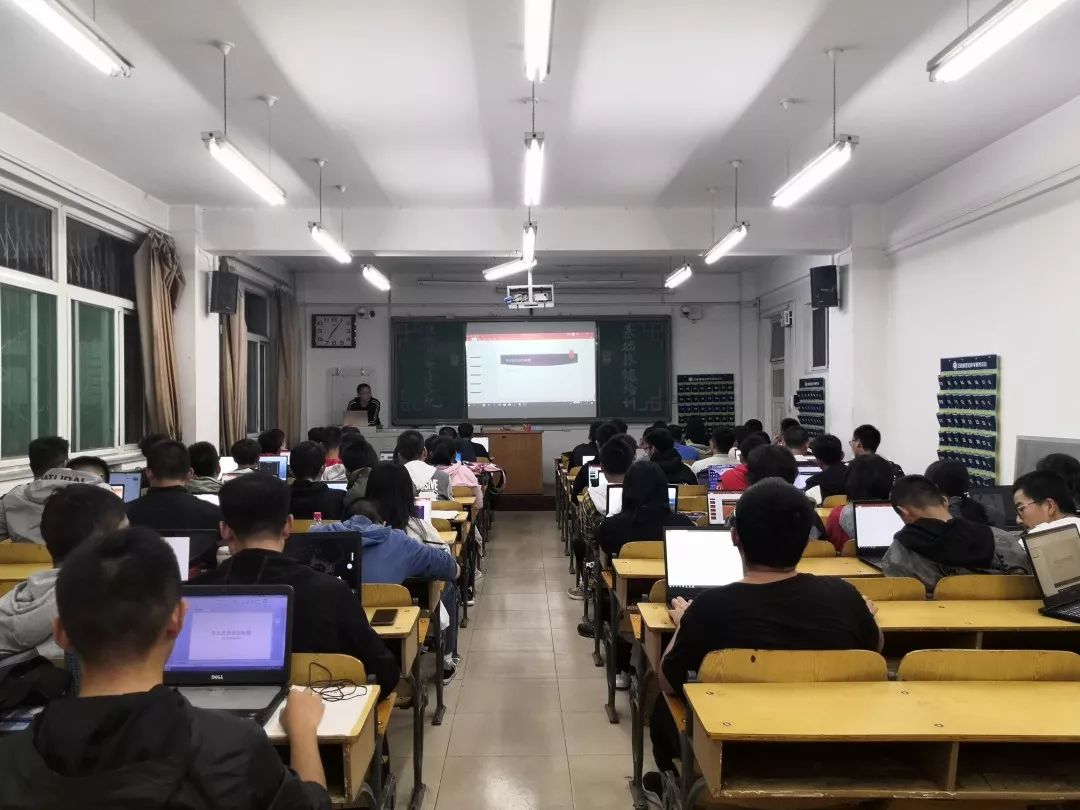 仪器与电子学院举办大学生技能培训会活动