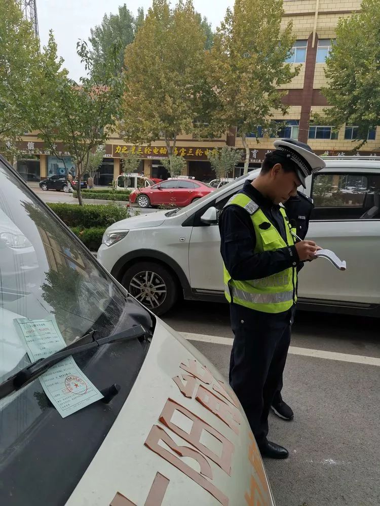 商河交警在乡镇开出首张违停罚单,以后,在乡镇也不能随意停放机动车了
