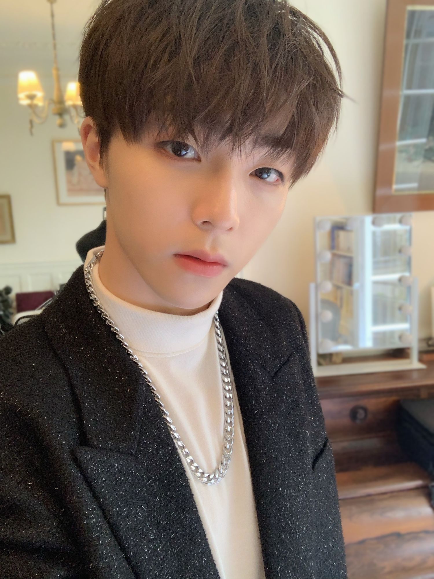 陈立农更博晒最新自拍送你帅气西装农陪你过周末