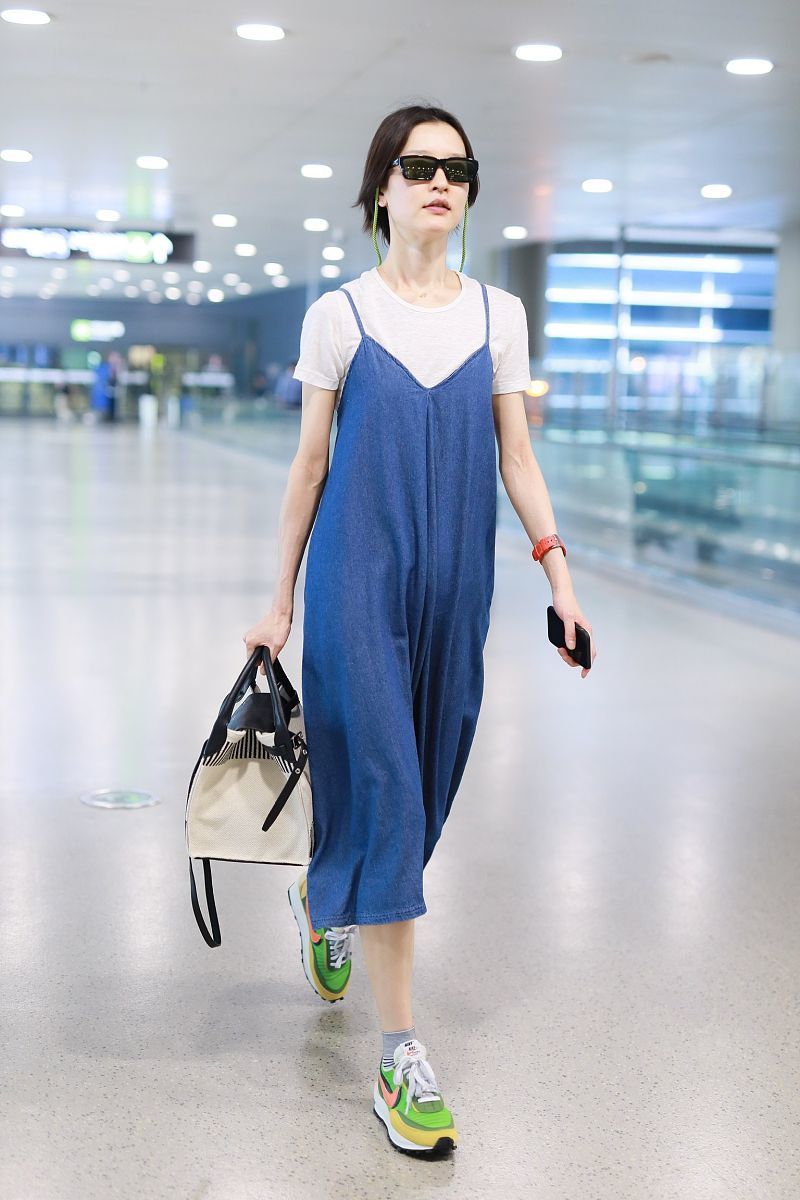 37岁杜鹃表情冷漠穿个性牛仔外套现身,衣着简朴也能穿出超模范