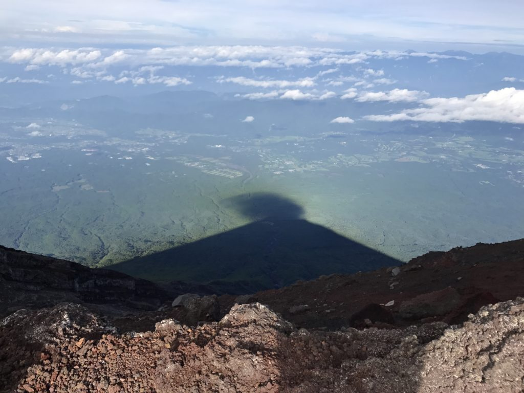 富士山的最高點劍峰,富士山的火山口一共有八個高點,也是金剛杖為何是