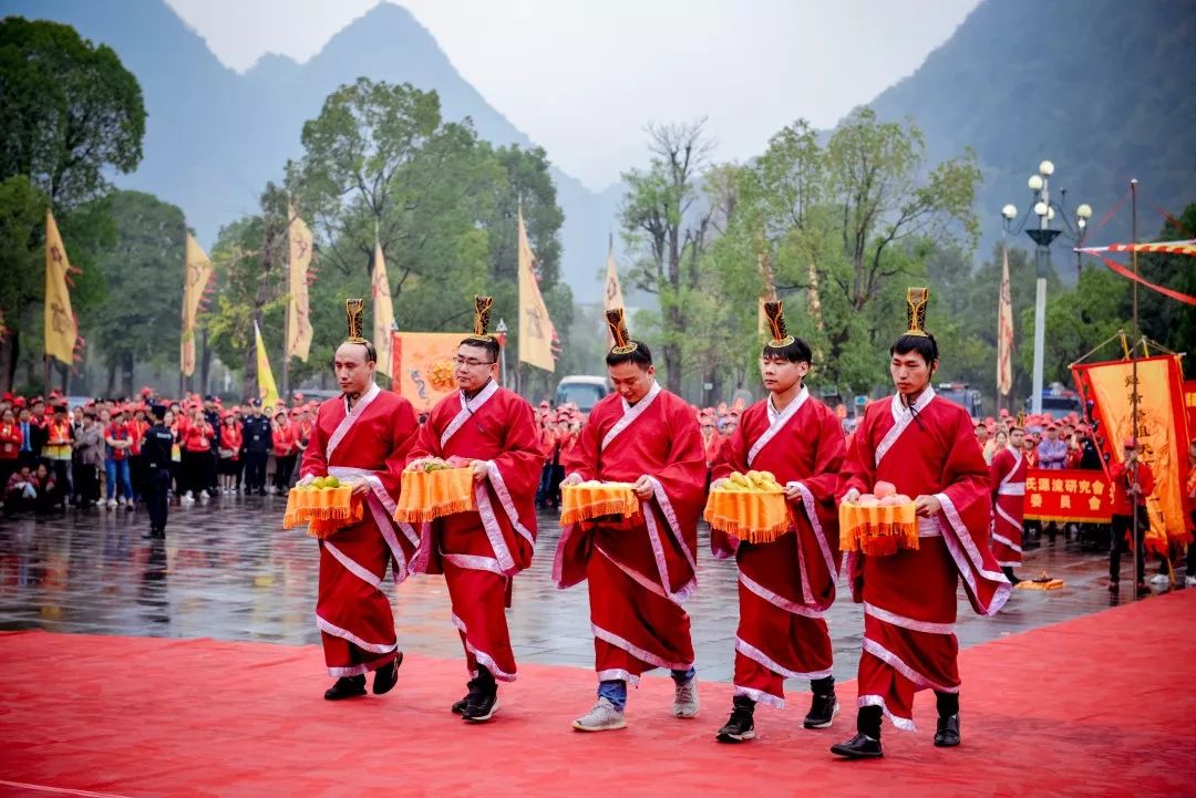 9时25分,己亥年福建省舜裔宗亲"千人团"祭祀舜帝大典开始.