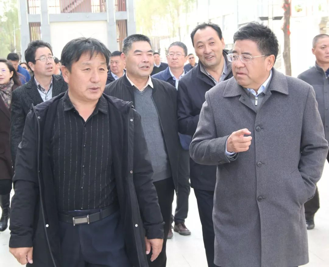 在我校薛龙校长和教育处杨义胜主任的带领下,来宾们考察了我校的校园