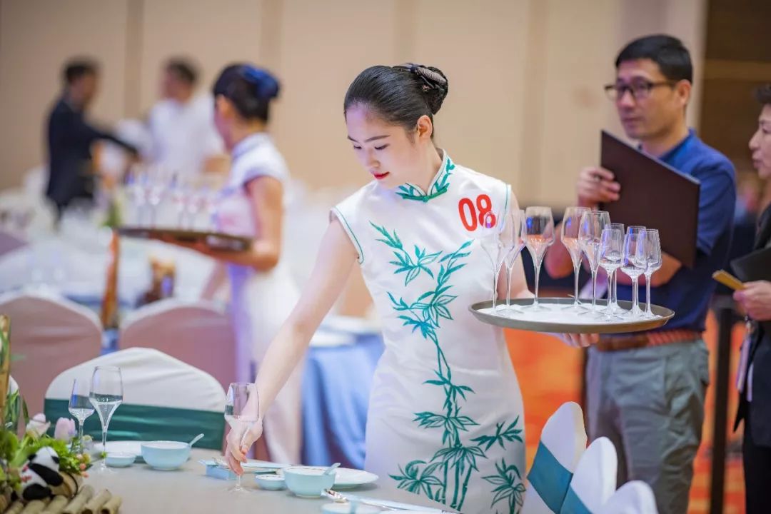 这些获奖单位及个人经过比拼,最终来自开元名都大酒店的彭艺博,吴海珊