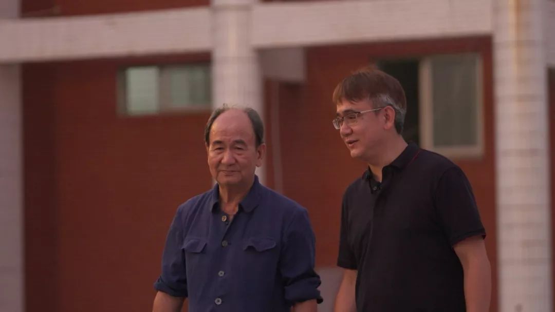 在学校里,我们碰到了柯总的父亲柯子江,我们终于知道柯总的幽默何来了